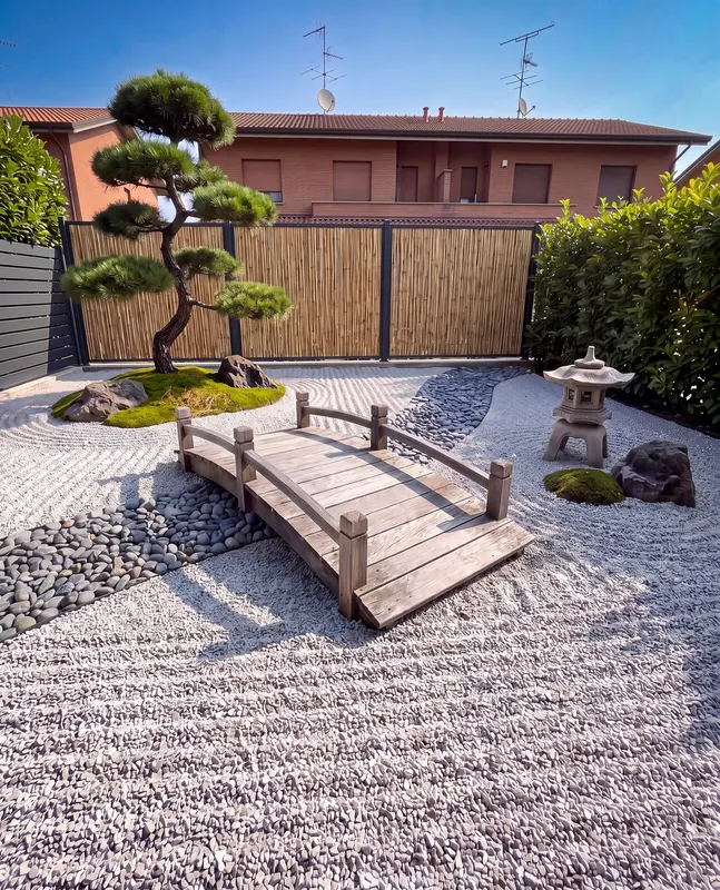 Giardino di 30 m² a Brescia con pino nero a nuvole sull'isola di muschio, ponticello in legno sul letto di ciottoli