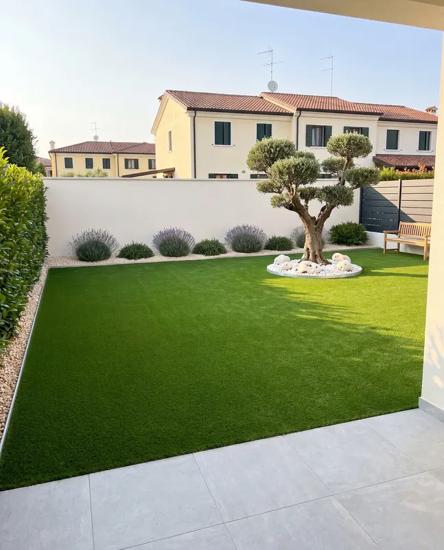Giardino di 80 m² in prato sintetico a Pavia con olivo al gomito della L, bordura in alluminio che tiene ferma la ghiaia